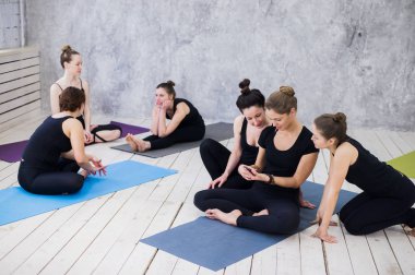 Mutlu kız fitness sınıf smartphone vasıl seyir kopma grubu
