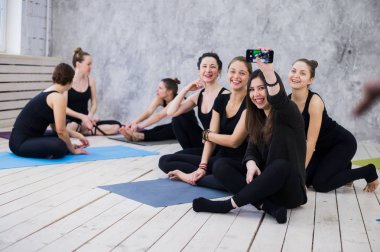 Selfie yapma. Cep telefonu, mutlu ve gülümseyerek, seyir kopma fitness sınıftaki kızların grup komik surat göster. Kadın dostluk, gençlerin kavramının sağlıklı modern yaşam.
