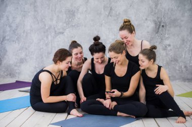 Egzersiz, sınıf, grup arkadaşıyla telefonda izlerken, molası yogi kız gülümseyerek