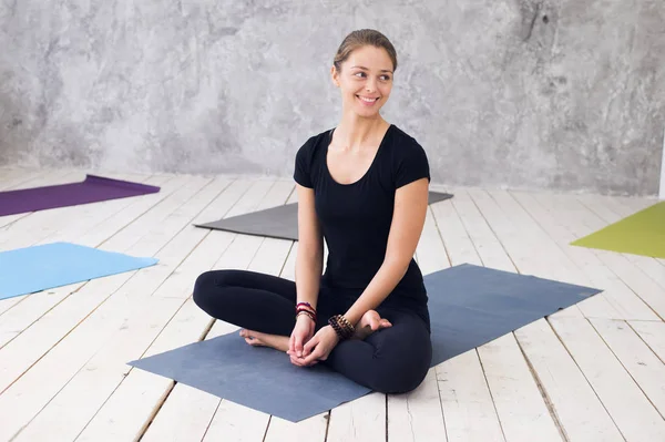 Woman practicing meditation at a yoga studio — Stock Photo, Image