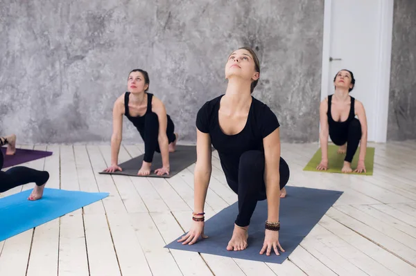 Jóvenes trío deportivo grupo de chicas están practicando ejercicios de yoga en el estudio — Foto de Stock