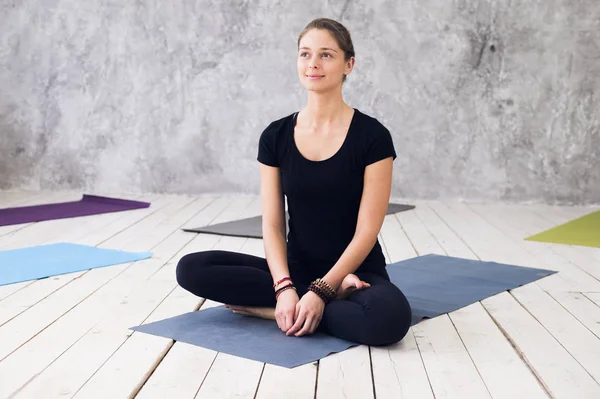 Kvinna öva meditation på en yoga-studio — Stockfoto