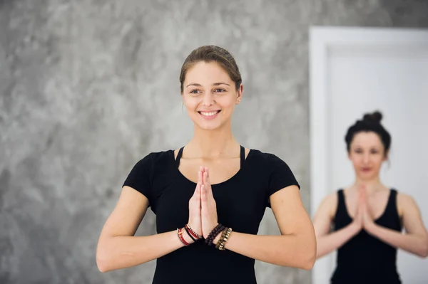 Group of people in a yoga class looking very happy — Stock Photo, Image