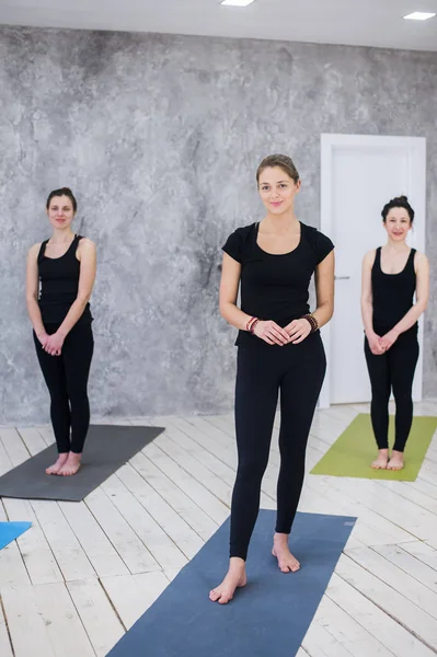 Yoga asana, sınıfında egzersiz, germe gülümseyen yogi kız