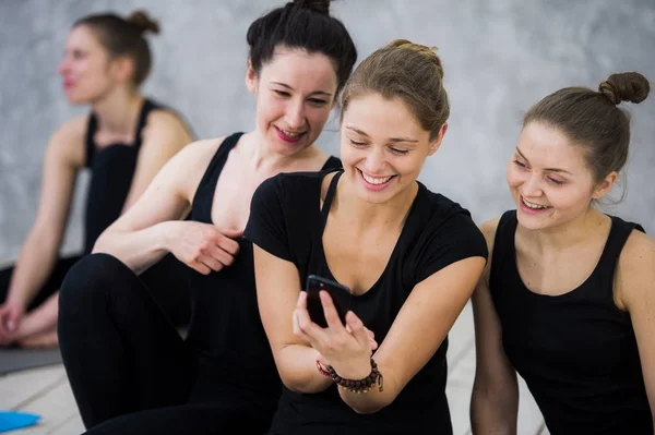 Classe di yoga di allegri amici millenari persone prende un selfie — Foto Stock