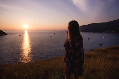 Genç özgürlük kadın zevk Okyanusu günbatımı dağ tepe üzerinde