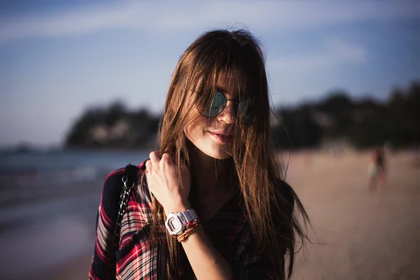 젊은 세련 된 행복 hipster 여자 비행의 선글라스, 데님 셔츠, 열 대 섬 석호 휴가 입고 세계 여행 — 스톡 사진