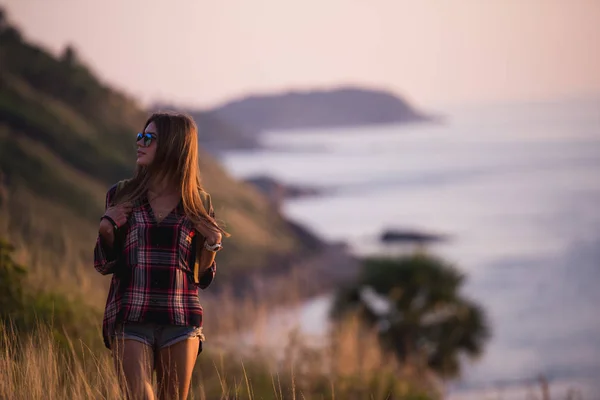 Junge stilvolle Hipster-Mädchen genießen den Sonnenuntergang auf Aussichtspunkt. Reisefrau mit Rucksack — Stockfoto