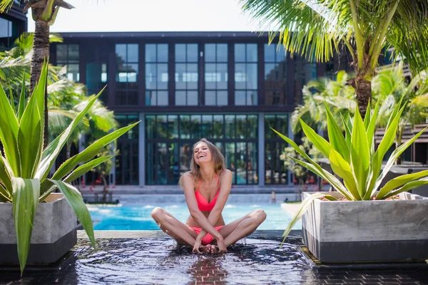 Estilo de vida retrato de verano brillante de mujer hermosa sexy con buen cuerpo, relajado en la piscina en sus vacaciones . — Foto de Stock