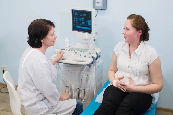 Schwangere mit Ultraschalldiagnostik zufrieden — Stockfoto