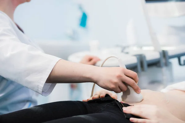 Nahaufnahme eines Arztes, der Ultraschallsonde am Bauch von Schwangeren im Krankenhaus bewegt — Stockfoto