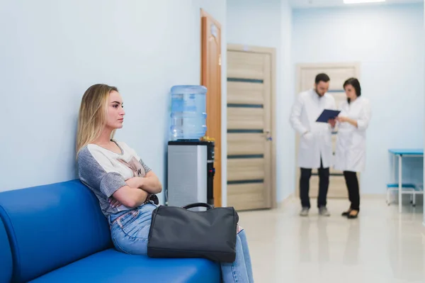 Kvinnlig patient väntar på sjukhus läkare väntrum — Stockfoto