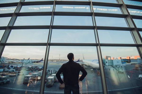 Silhouette of man waiting for the flight — Stock Photo, Image