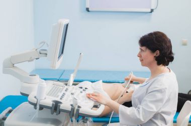 Doktor ultrason kullanarak ve mide hamile kadının Eleme.