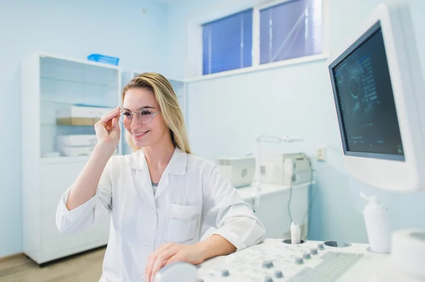 Ritratto di giovane dentista donna in carica — Foto Stock