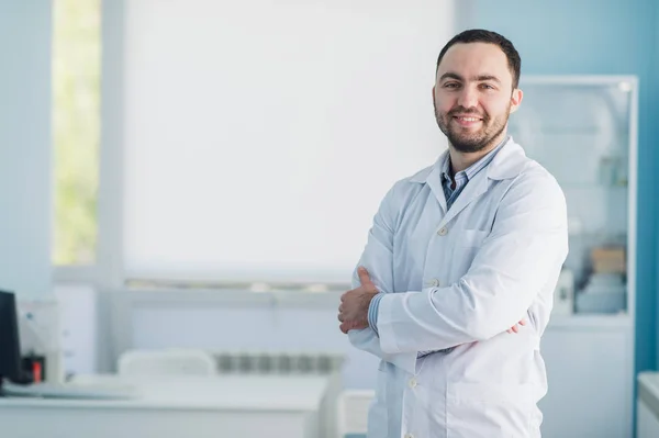 Joven médico guapo en el interior de la oficina del hospital — Foto de Stock