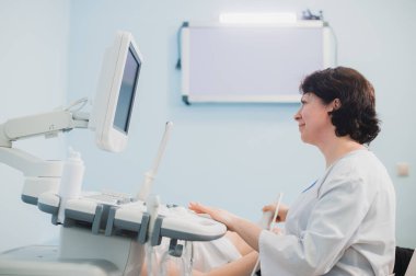 Doktor ultrason kullanarak ve mide hamile kadının Eleme.