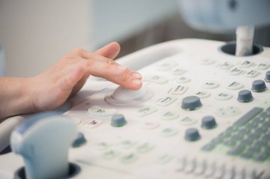 Usta radyolog ultrason makinesi iş kullanarak