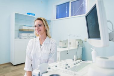 genç kadın dişçi ofisinde portresi