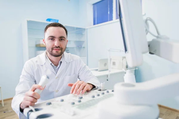 Médico masculino com equipamento ultra-sônico durante o exame médico de ultra-som — Fotografia de Stock