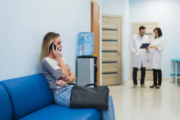 Woman patient waiting at hospital Doctors Waiting Room — Stock Photo, Image