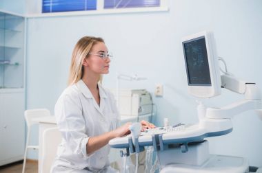 Gülümseyen Doktor, ultrason. Doktor ultrason gerçekleştirilen.
