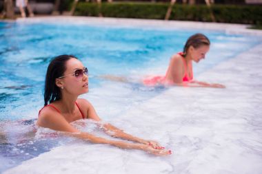 Genç kadın rahatlatıcı Yüzme Havuzu