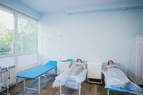 Patiente qui dort dans son lit médical à l'hôpital — Photo