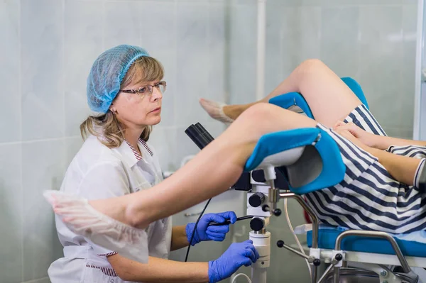 Mujer mayor ginecóloga positiva examinando a una paciente en la clínica, concepto de atención médica — Foto de Stock