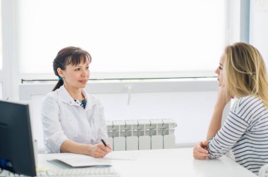 Mutlu hasta doktor ofisinde yatay görünüm