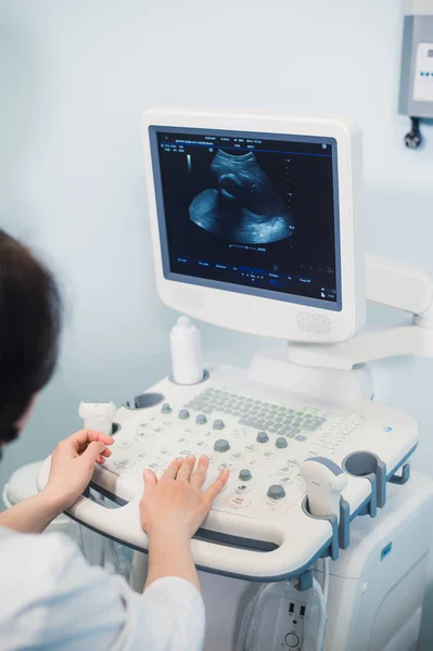 Geschickter Sonograf mit Ultraschallgerät bei der Arbeit — Stockfoto