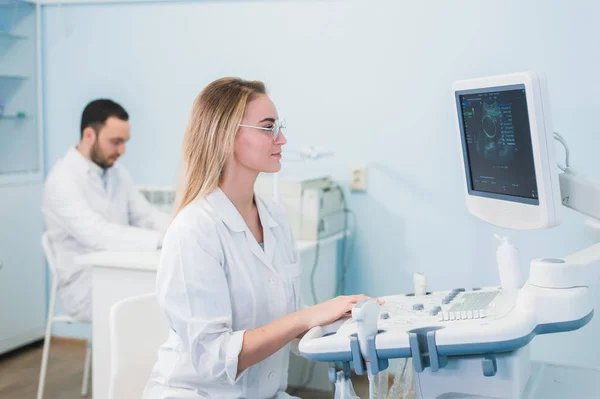 Chercheurs travail d'équipe à l'informatique analyse scientifique des données de test scientifique en laboratoire de chimie — Photo