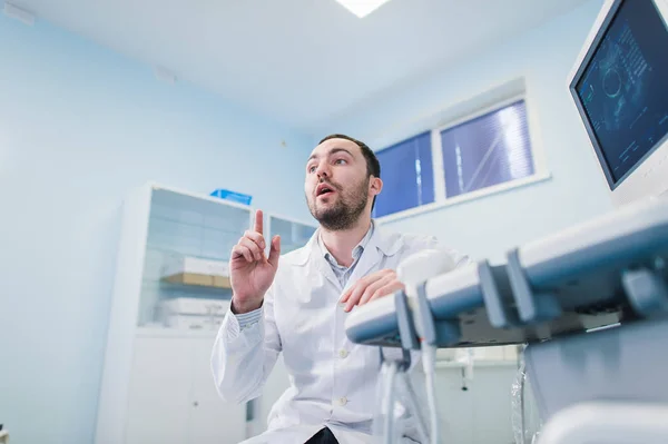 Médico varón con equipo ultrasónico durante el examen médico por ultrasonido — Foto de Stock