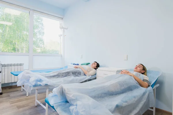 Пациентка, спящая в больничной палате — стоковое фото