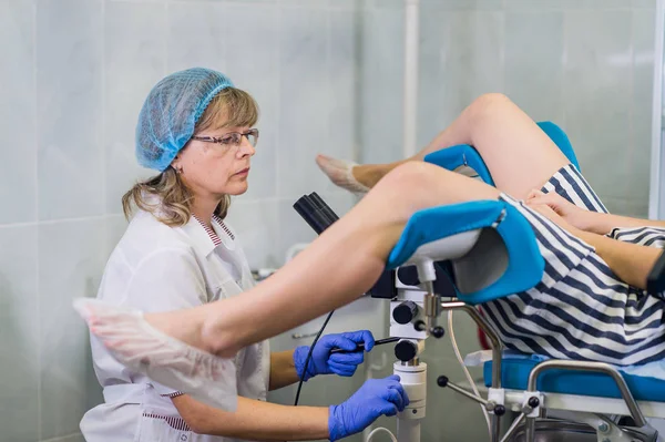 Mujer mayor ginecóloga positiva examinando a una paciente en la clínica, concepto de atención médica — Foto de Stock