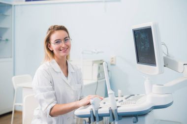 genç kadın dişçi ofisinde portresi