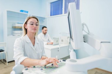 araştırmacılar ekibi iş yerinde bilgisayar bilimsel analizi, mühendislerimizin veri kimya laboratuvarında bilimsel test