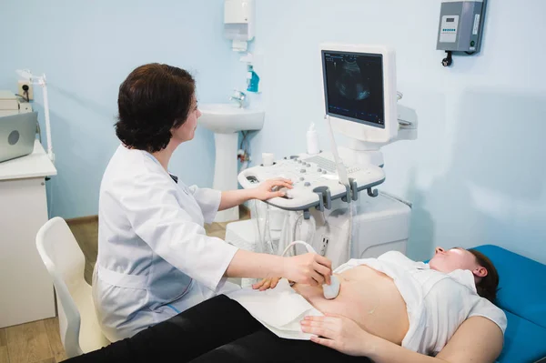 Schwangere wird im Krankenhaus mit Ultraschall behandelt — Stockfoto