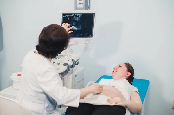 Schwangere wird im Krankenhaus mit Ultraschall behandelt — Stockfoto