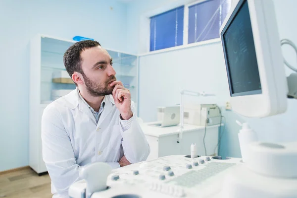 초음파 진료 동안 초음파 장비와 남성 의사 — 스톡 사진