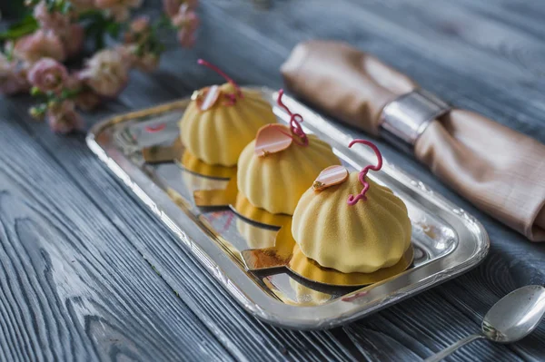 Zephyr Marshmallow mit Zitronengeschmack sind auf einem Metallteller. Nahaufnahme von gesundem luftigen Dessert. — Stockfoto
