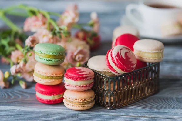 Hediye çiçek ve macarons seviyorum