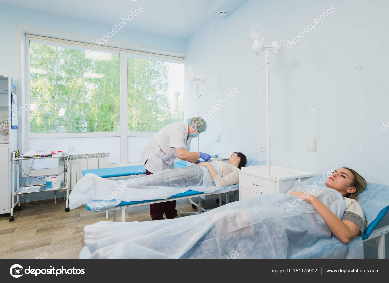 В какой больнице кроме. В какой больнице кроме. Девушка на больничной койке. Девушка на каталке в больнице. Больница человек лежит в палате.