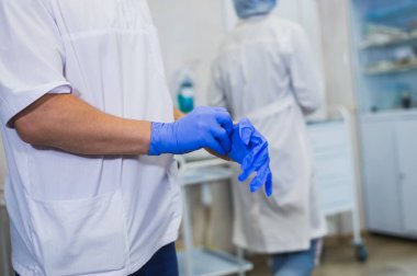 Cerrah, ameliyattan önce eldiven giyer. Yakın çekim