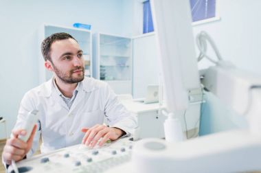 Tıbbi ekipman sceen yakınındaki bir düşünme doktor portresi.