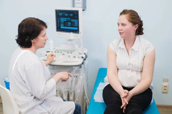 Mujer embarazada satisfecha teniendo cita con médicos con diagnósticos de ultrasonido — Foto de Stock