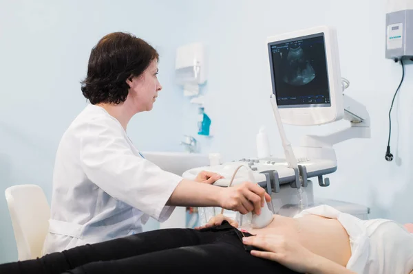 Médico usando ultra-som e estômago de triagem de mulher grávida . — Fotografia de Stock