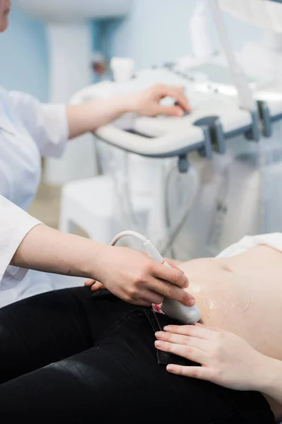 Gros plan du médecin échographie en mouvement sonde sur l'estomac des femmes enceintes à l'hôpital — Photo