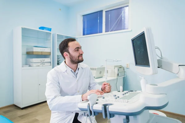 Arzt mit Ultraschallgerät während der Ultraschalluntersuchung — Stockfoto