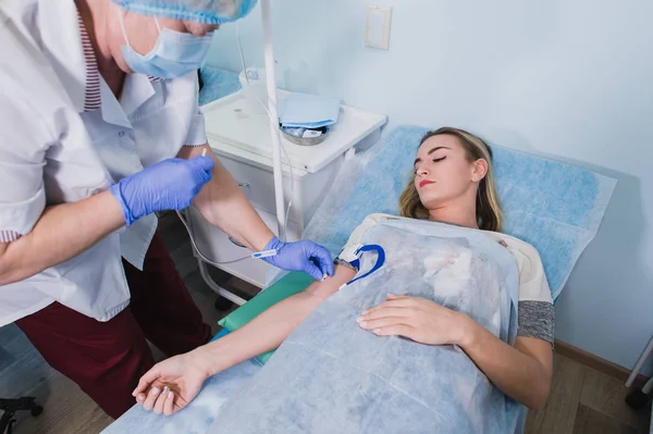 Infermiera professionista che effettua un'iniezione a una donna sdraiata sul tavolo operatorio dell'ospedale che prepara il concetto di chirurgia medica anestetica . — Foto Stock